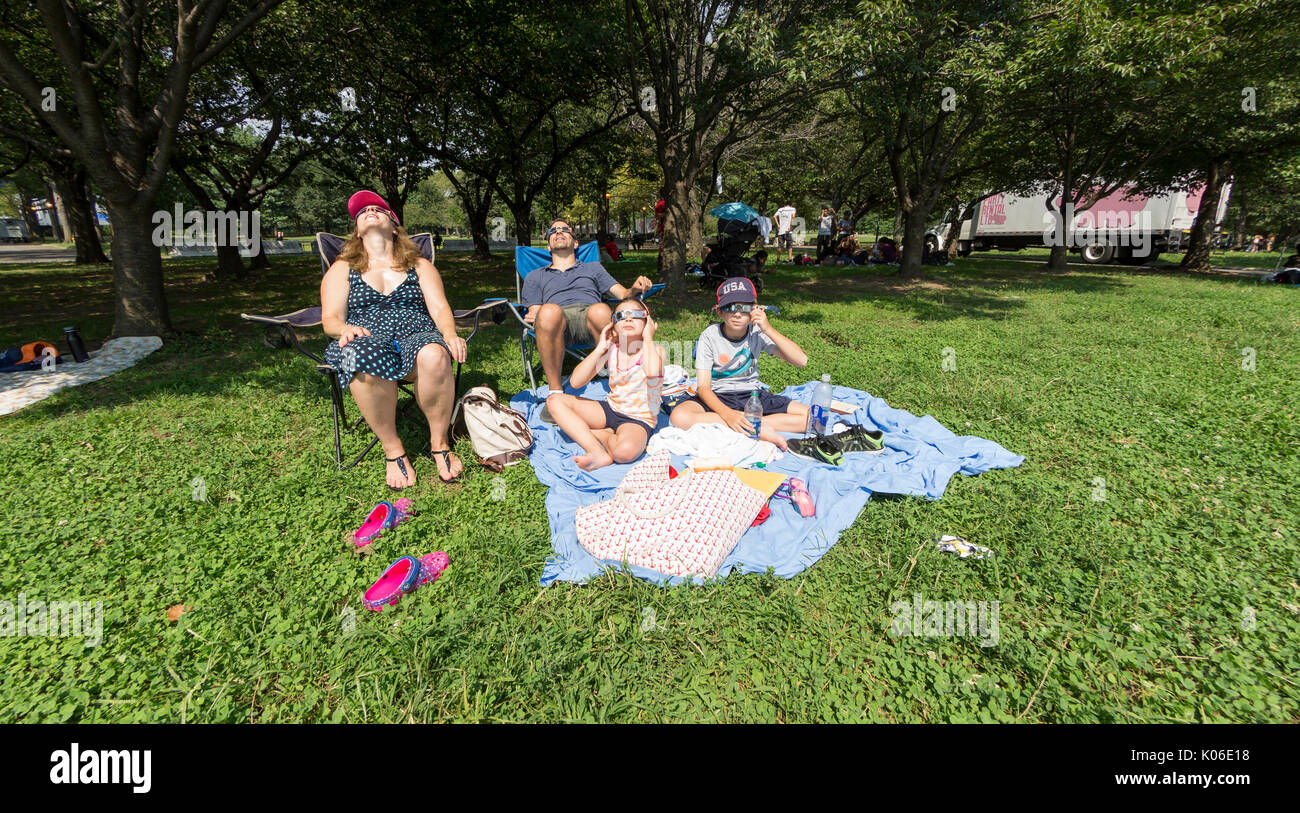 New York, Stati Uniti. 21 Ago, 2017. New York, NY USA - Agosto 21, 2017: la famiglia Papageorge visualizzazione parziale eclissi solare con occhiali speciali nel lavaggio Meadow-Corona Park nel Queens Borough of New York Credito: lev radin/Alamy Live News Foto Stock