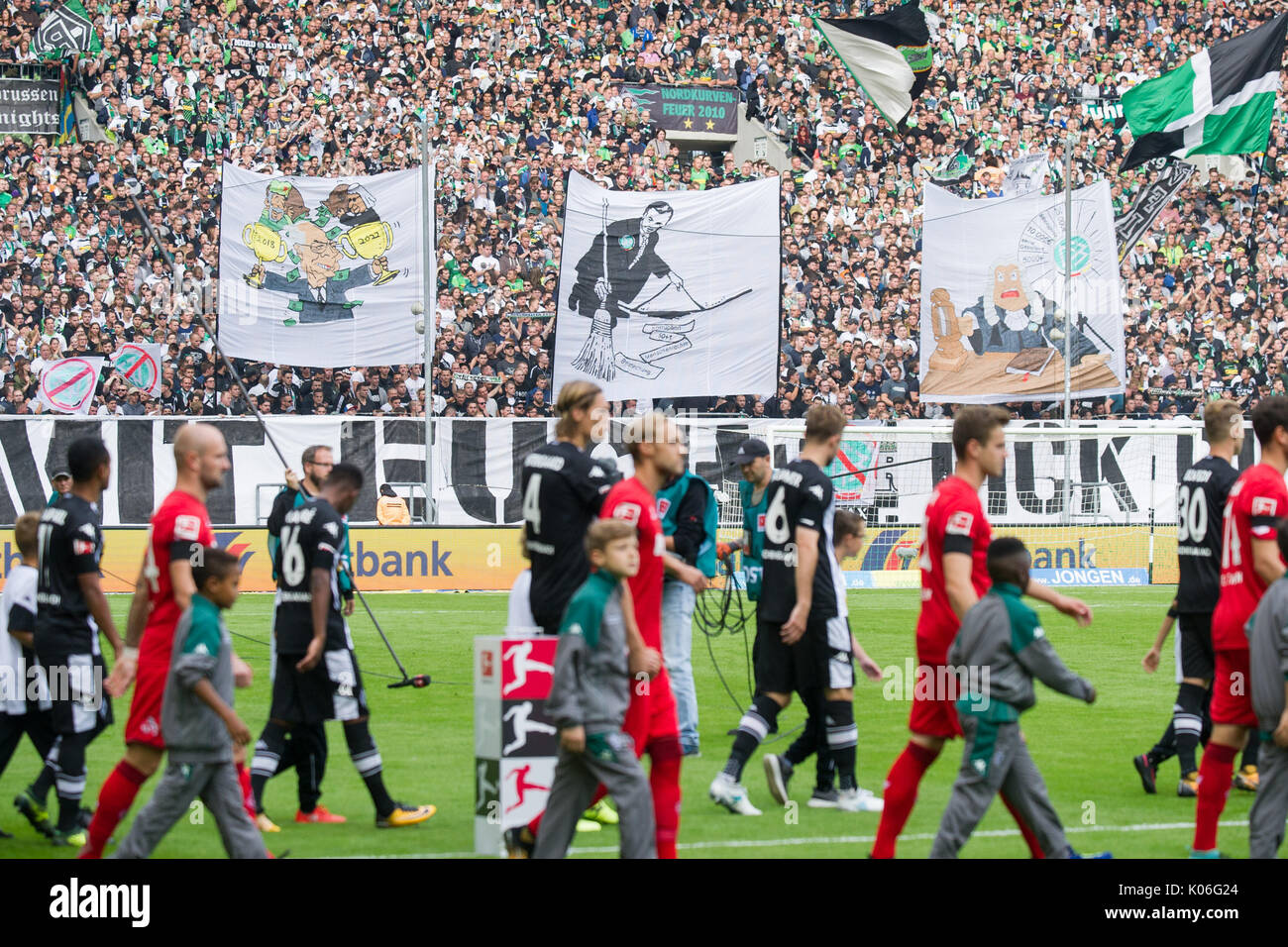 Protesta der Borussia tifosi Monchengladbacher gegen den DFB, Banner mit Karrikatur von Franz Beckenbauer, Reinhard GRINDEL Dieter (DFB-presidente) und der Justiz DFB, Fussball 1. Bundesliga, 1.Spieltag, Borussia Monchengladbach (MG) - 1.FC Colonia (K) 1:0, am 20.08.2017 in Borussia Monchengladbach/ Deutschland. | Verwendung weltweit Foto Stock