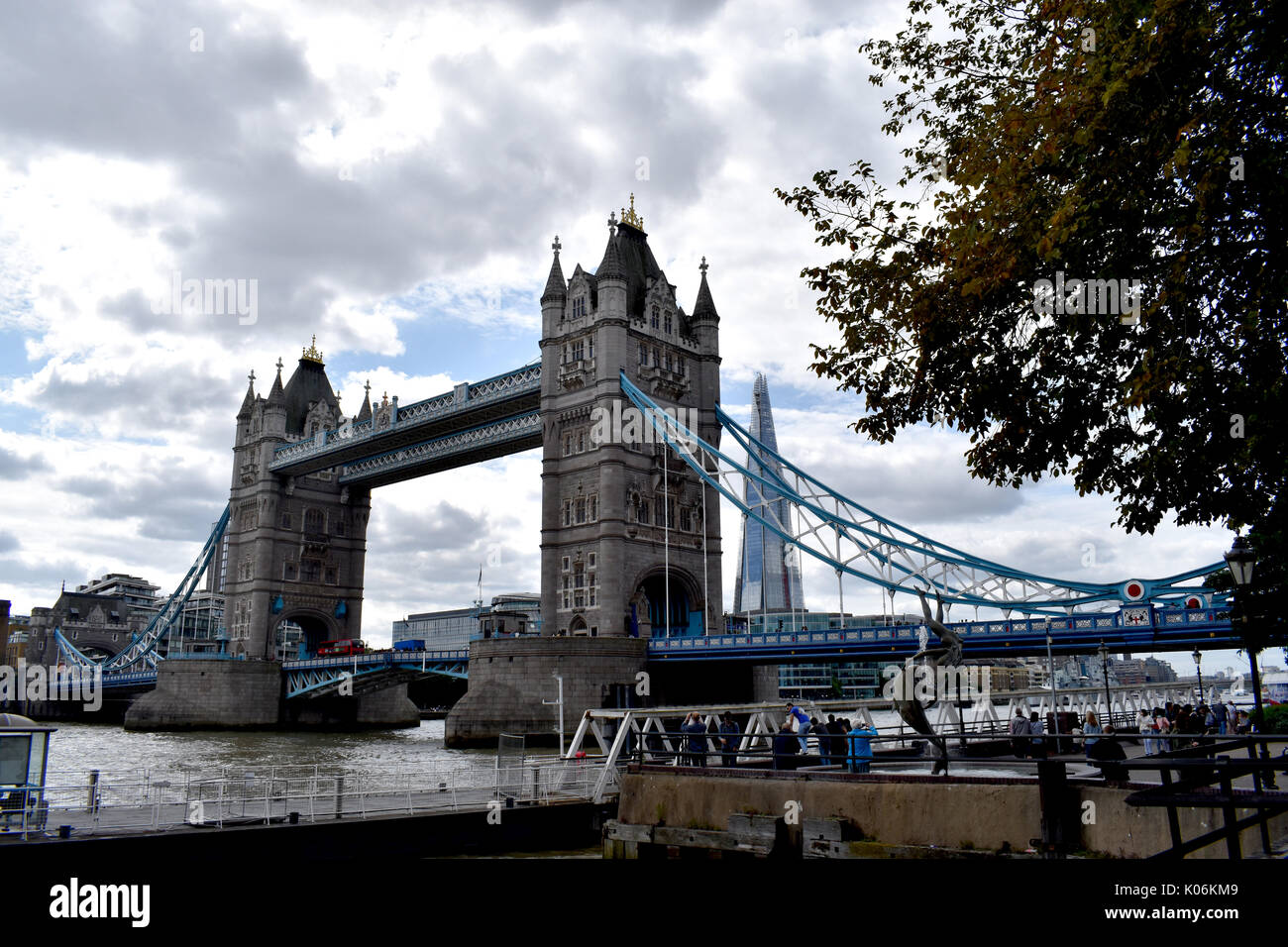 Londra - Tower Bridge sotto le nuvole rotto Foto Stock