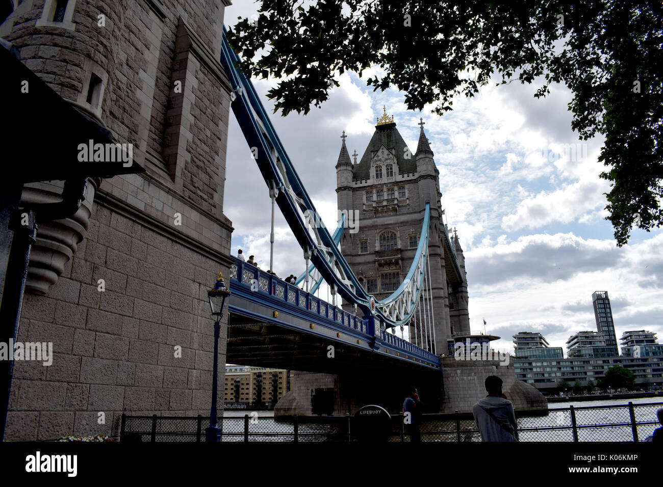 Londra - Tower Bridge sotto le nuvole rotto Foto Stock