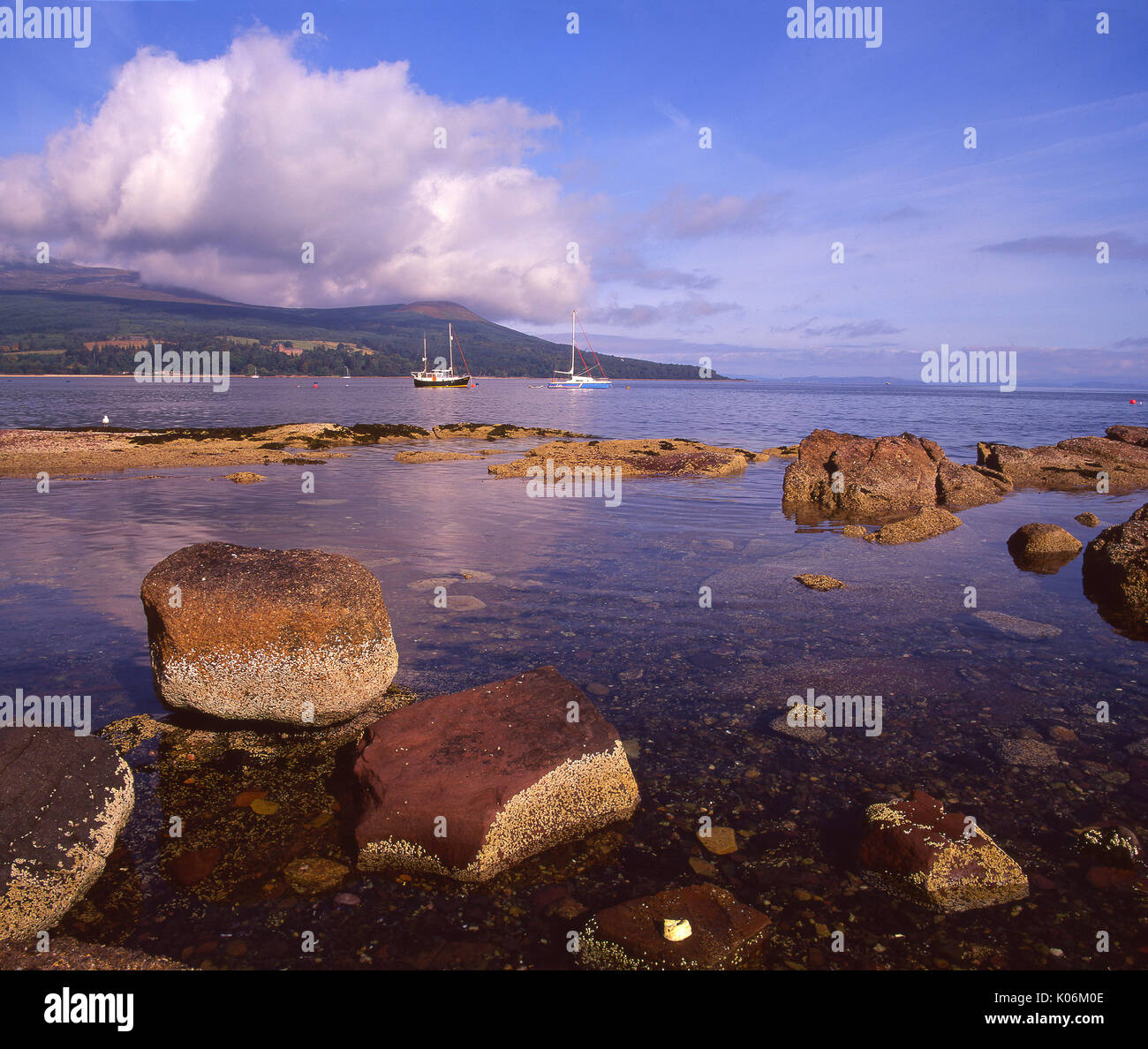 Il vecchio porto a Brodick con Goatfell nella distanza, a Brodick, isola di Arran Foto Stock