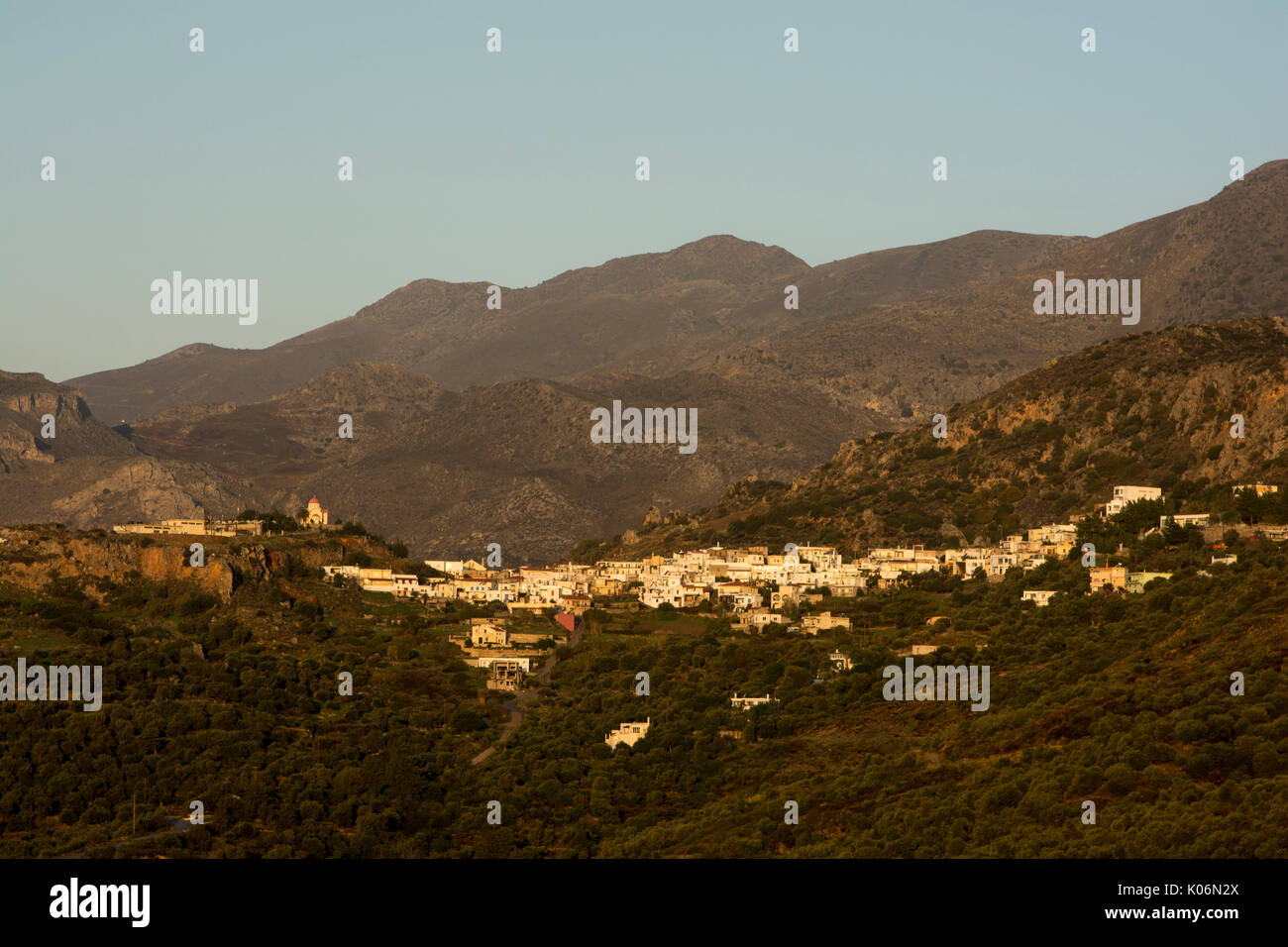 Villaggio montano di Sellia sulla costa sud di Creta nella luce del mattino. Das Bergdorf Sellia an der Südküste Kretas im Morgenlicht. Foto Stock