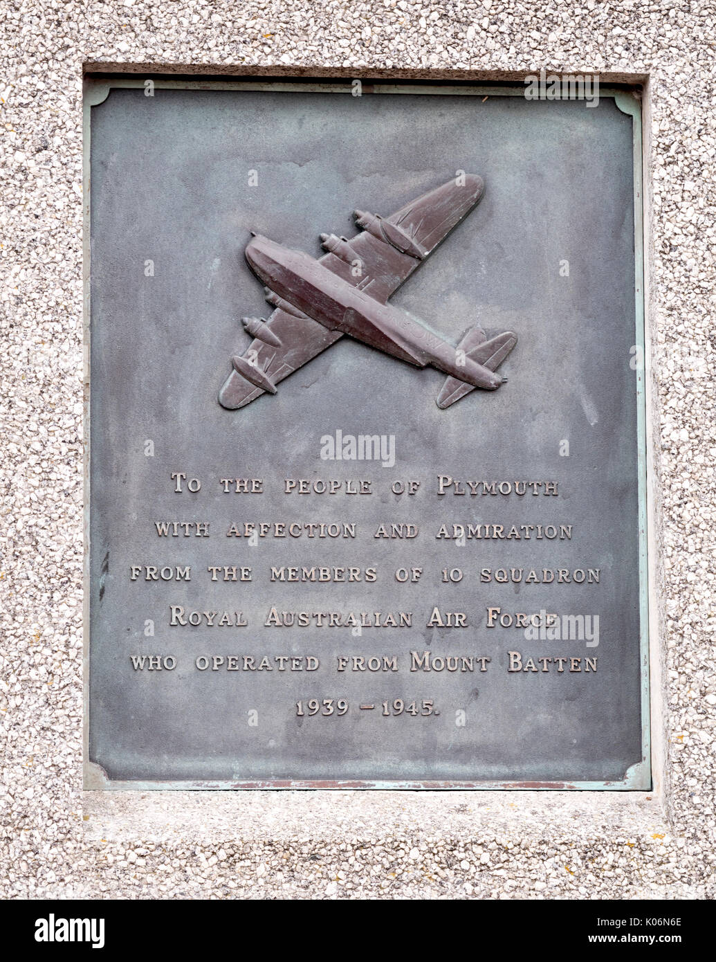 Una lapide commemorativa per il popolo di Plymouth da 10 squadron Royal Australian Air Force che stazionavano a Mount Batten 1939 -19445 Foto Stock