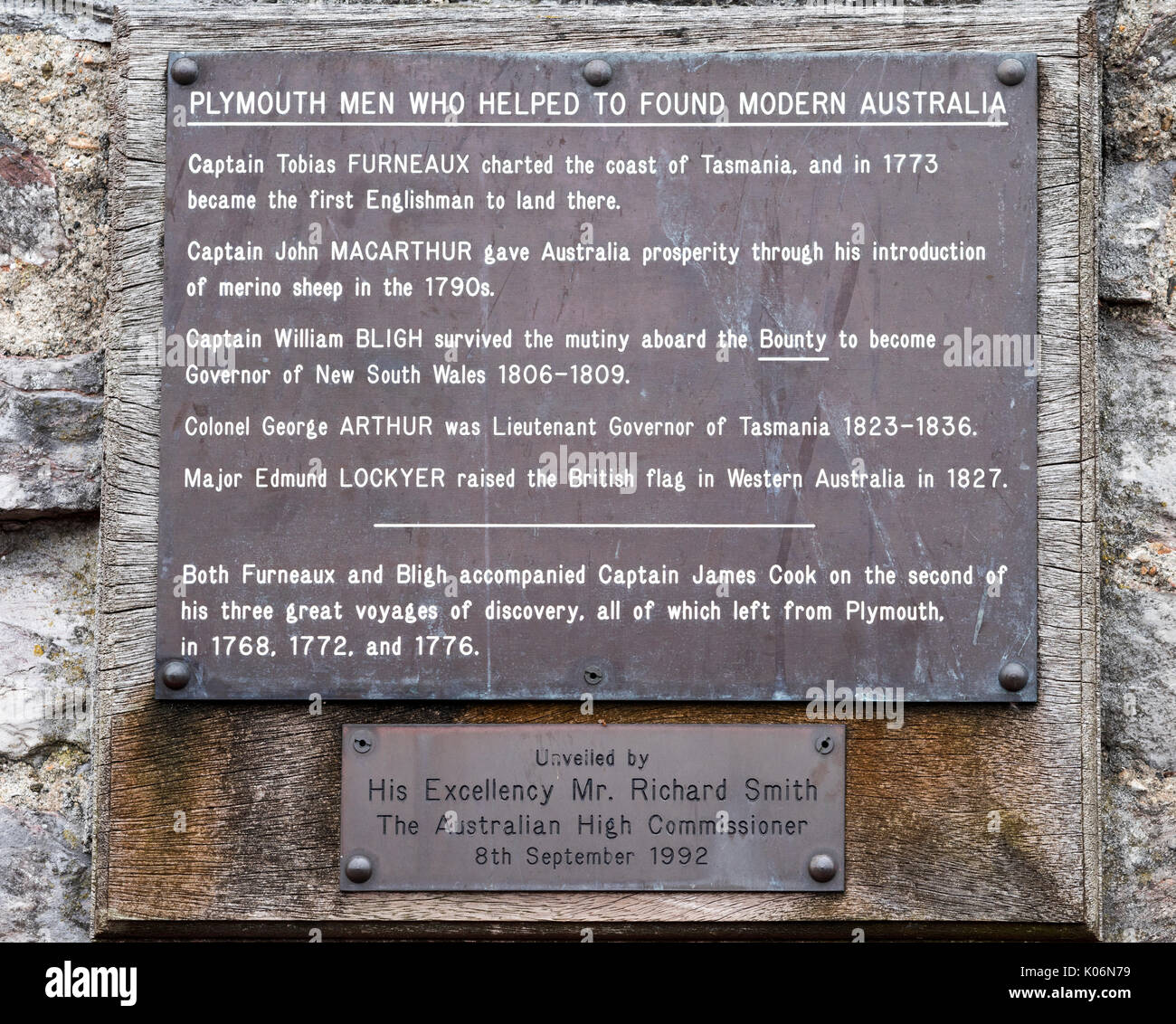 Lapide che ricorda la Plymouth uomini che hanno contribuito a fondare Australia moderna a Barbican, Plymouth, Devon, Inghilterra, Regno Unito Foto Stock