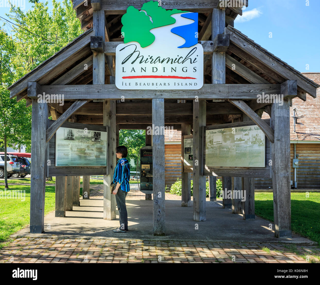 I turisti legge le informazioni presso il centro visitatori, Miramichi sbarchi, New Brunswick, Canada Foto Stock
