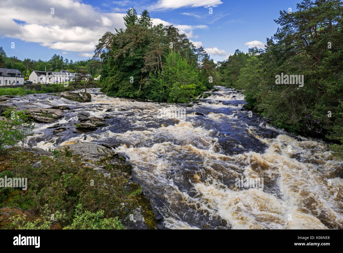 Falls of Dochart, whitewater rapida nel villaggio Killin, Loch Lomond e il Trossachs National Park, Stirling, Scozia, Regno Unito Foto Stock