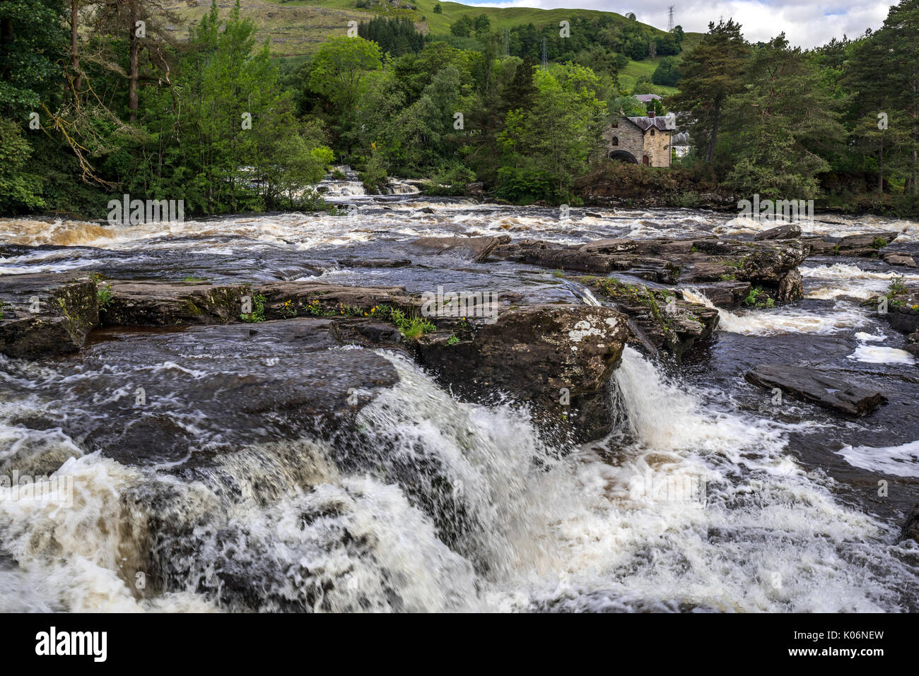 Falls of Dochart nel villaggio Killin e il vecchio mulino / St Fillan's Mill, Loch Lomond e il Trossachs National Park, Stirling, Scozia, Regno Unito Foto Stock