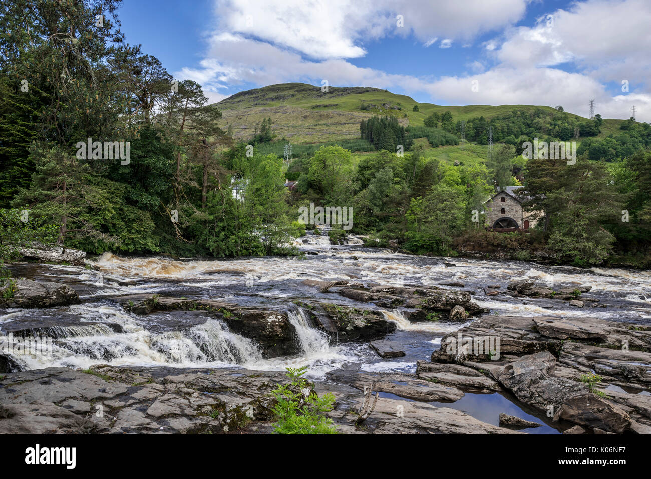 Falls of Dochart nel villaggio Killin e il vecchio mulino / St Fillan's Mill, Loch Lomond e il Trossachs National Park, Stirling, Scozia, Regno Unito Foto Stock