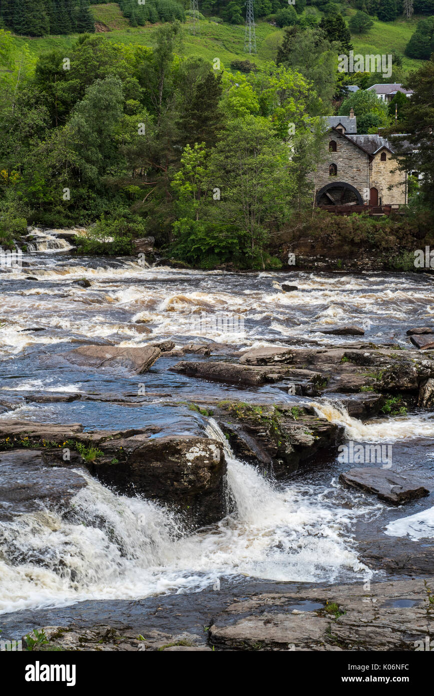 Falls of Dochart nel villaggio Killin e il vecchio mulino / St Fillan's Mill, Loch Lomond e il Trossachs National Park, Stirling, Scozia, Regno Unito Foto Stock