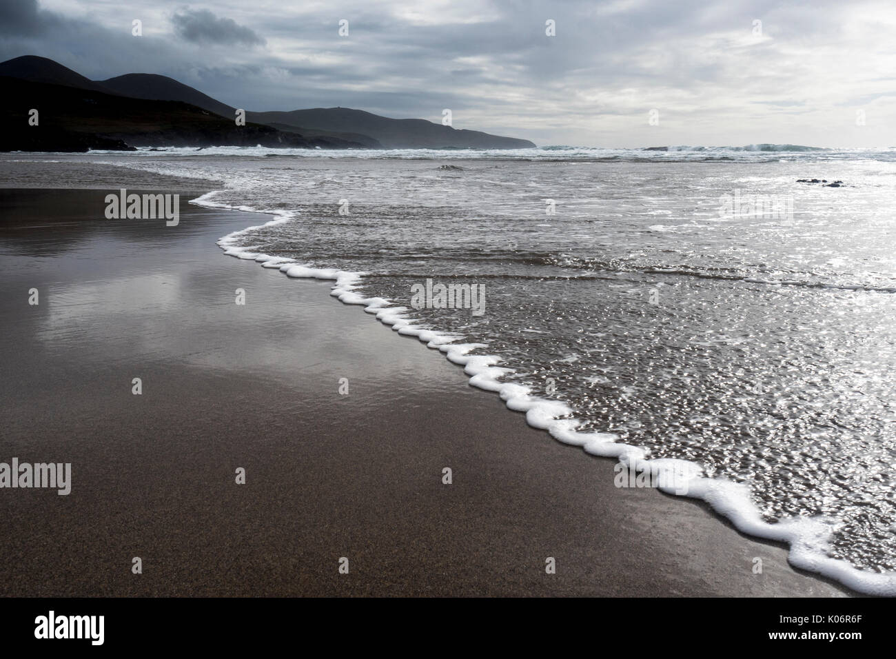Spiaggia di fronte le Isole Skellig sull'anello di Skellig, nella contea di Kerry, Irlanda Foto Stock