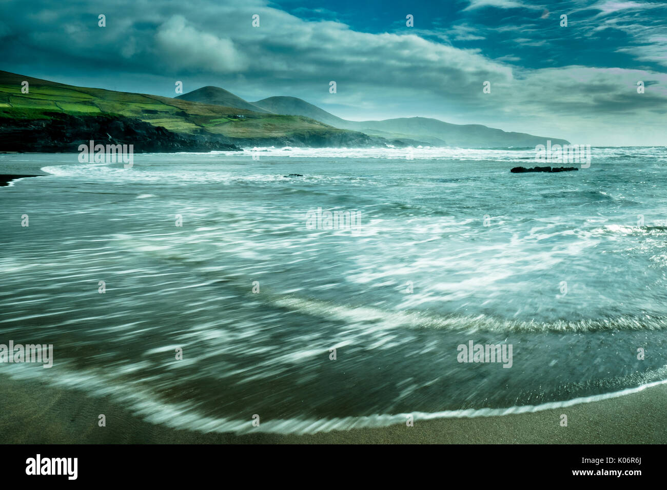Spiaggia di fronte le Isole Skellig sull'anello di Skellig, nella contea di Kerry, Irlanda Foto Stock