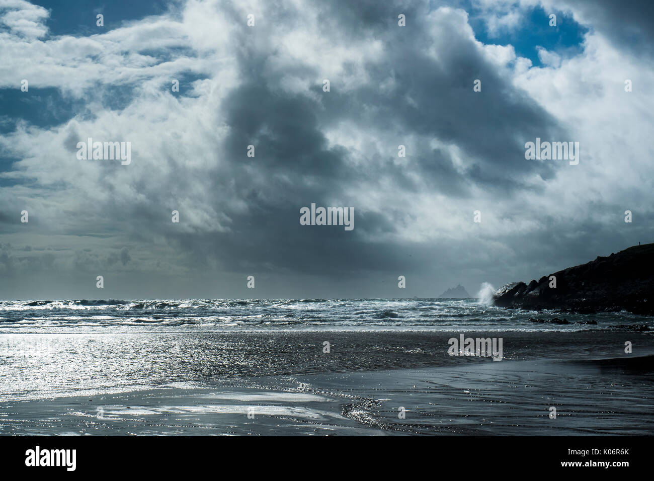 Spiaggia di fronte le Isole Skellig sull'anello di Skellig, nella contea di Kerry, Irlanda Foto Stock