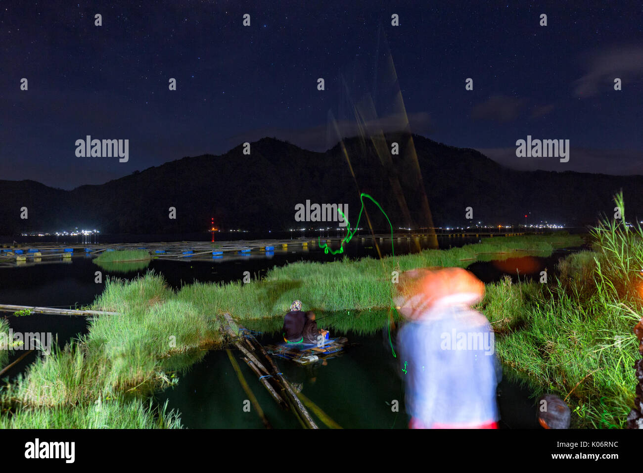 KINTAMANI, Indonesia - 1 giugno: Unidentiifed fisherman cast glow in the dark esche di notte nel Danau Batur lago vicino monte Batur in Kintamani, Indo Foto Stock
