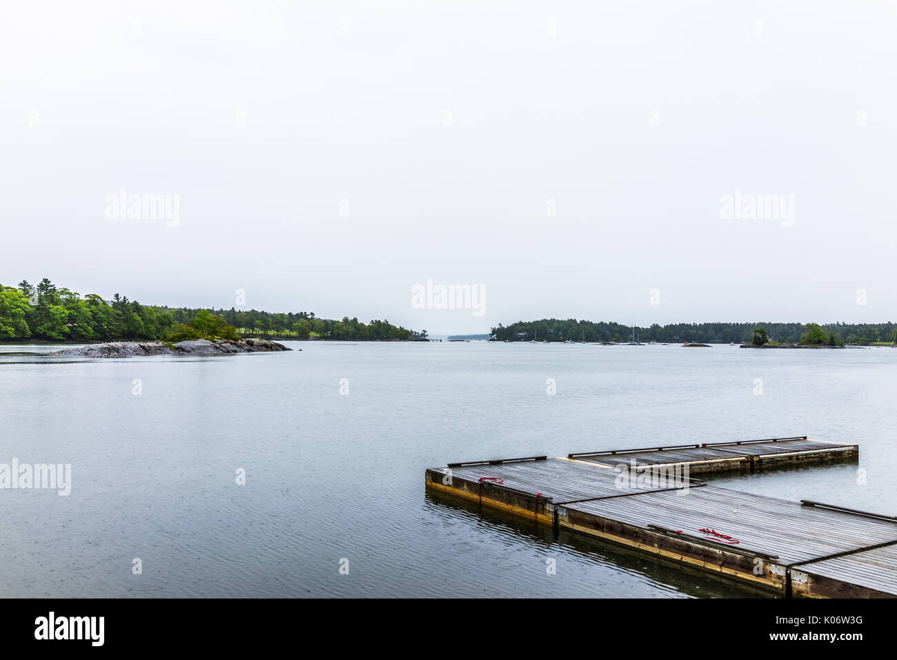 Blue Hill, Maine porto vuota durante il piovoso, nuvoloso meteo con dock in legno Foto Stock