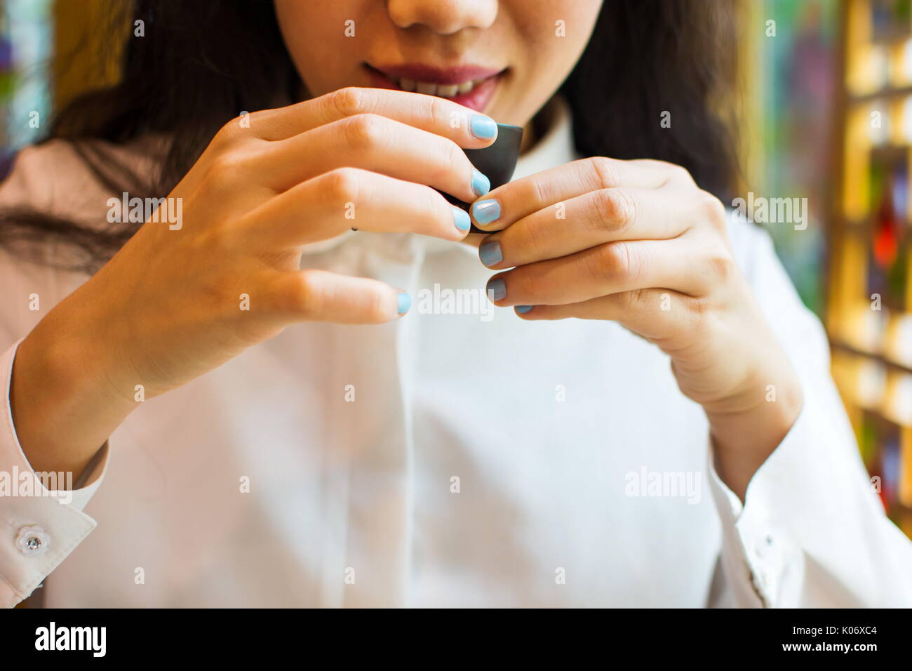 Ragazza con tazza di tè al ristorante cinese Foto Stock