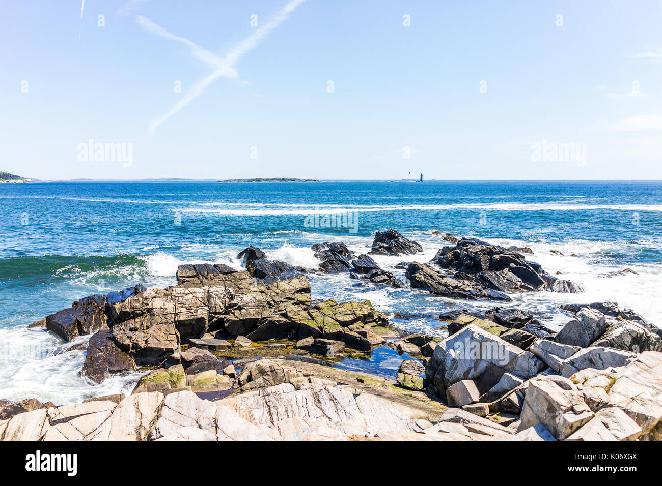 Rocce di scogliera vista aerea da trail da Portland Head Lighthouse in Fort Williams park in Cape, Elizabeth Maine durante il giorno di estate Foto Stock