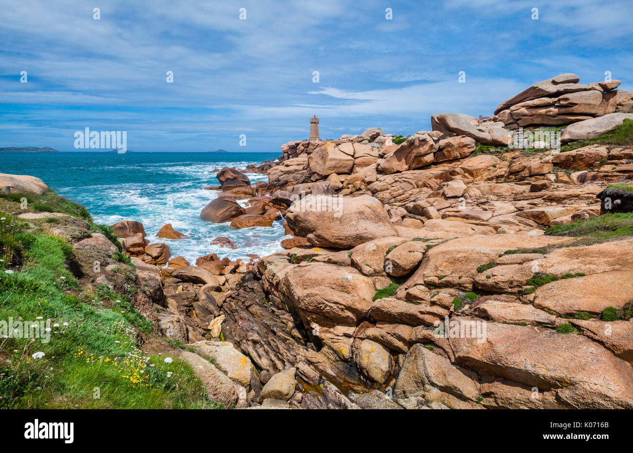 Francia, Bretagna Cotes d'Armor dipartimento, Côte de Granit Rose, Ploumanac'h, vedute costiere da Sentier des douaniers (vecchi funzionari doganali' percorso Foto Stock