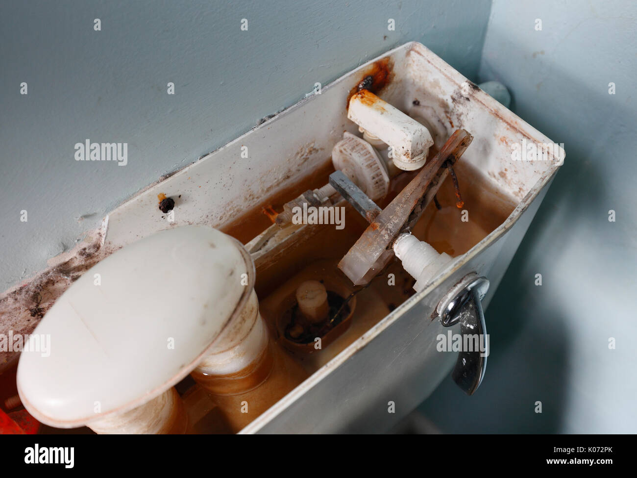 All'interno di un vecchio arrugginito cassetta idrosanitaria. Foto Stock