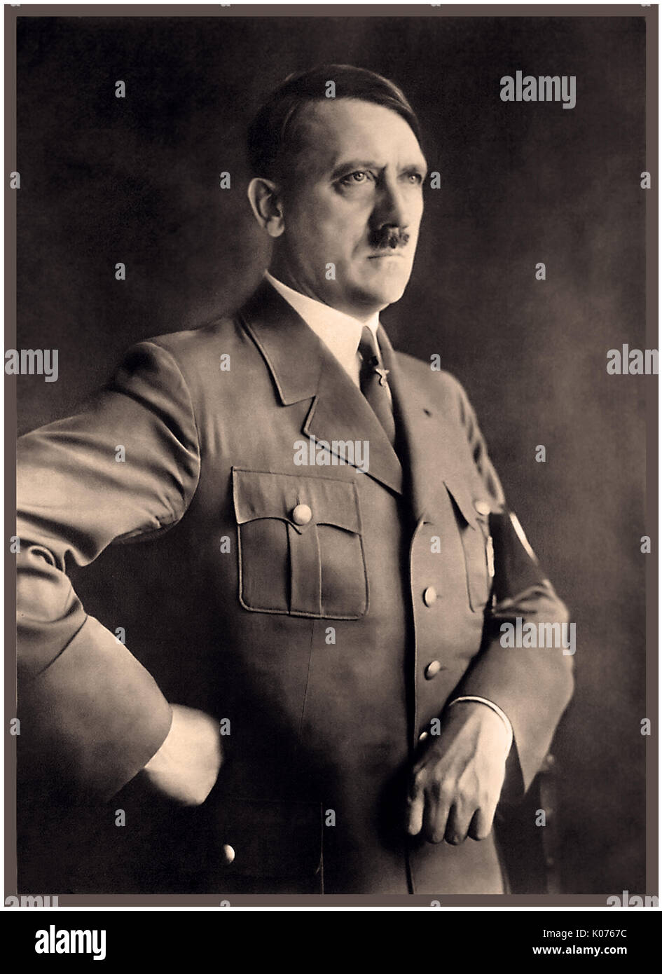 Ritratto di Adolf Hitler in uniforme militare con la fascia da braccio con la svastica ritratto del Führer Adolf Hitler da Heinrich Hoffman (fotografo personale) nel Reichstag di Berlino Germania 1930 Foto Stock