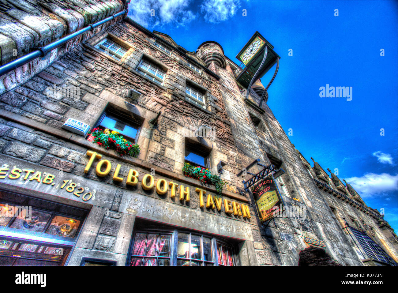 Città di Edimburgo in Scozia. basso angolo di visualizzazione del canongate tolbooth facciata, sul lato nord del Royal Mile di Edimburgo a canongate. Foto Stock