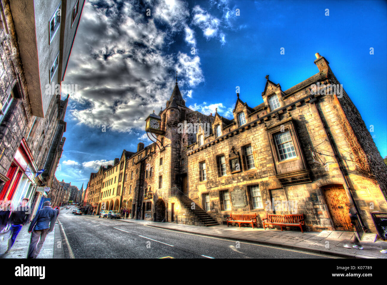 Città di Edimburgo in Scozia. facciate di edifici sul lato nord del Royal Mile di Edimburgo a canongate. Foto Stock