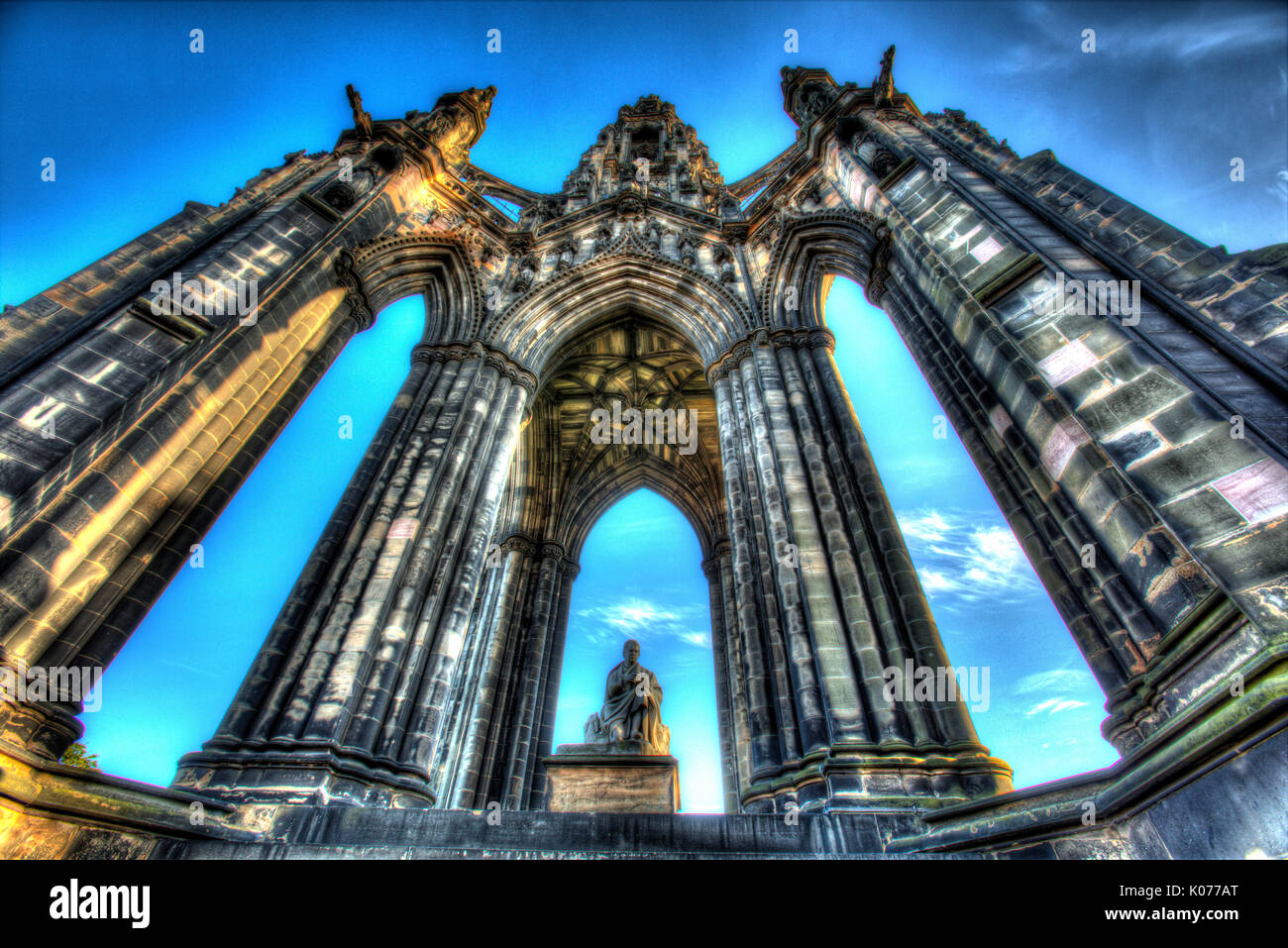 Città di Edimburgo in Scozia. basso angolo di visione della facciata nord del monumento di Scott, su Princes street. Foto Stock