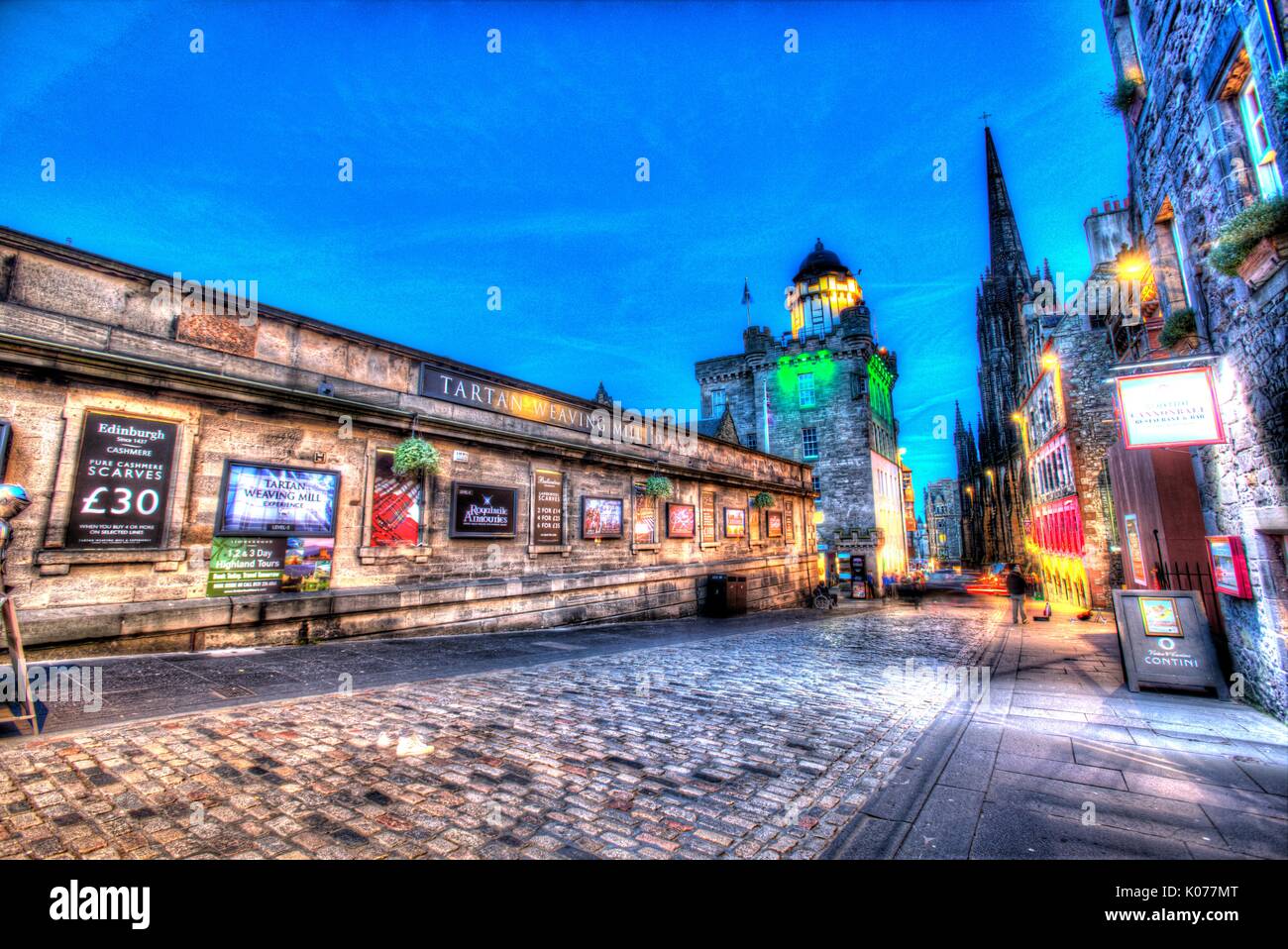Città di Edimburgo in Scozia. vista notturna del Royal Mile, con camera obscura attrazione turistica al centro dell'immagine. Foto Stock