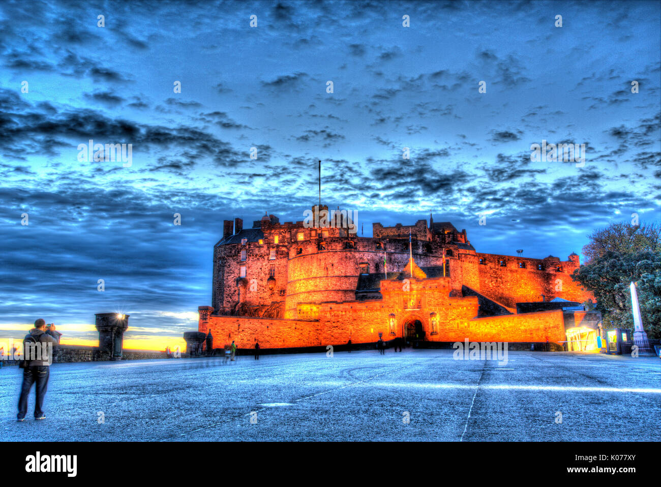 Città di Edimburgo in Scozia. pittoresca vista notturna di l'ingresso principale e la spianata del castello di Edimburgo. Foto Stock