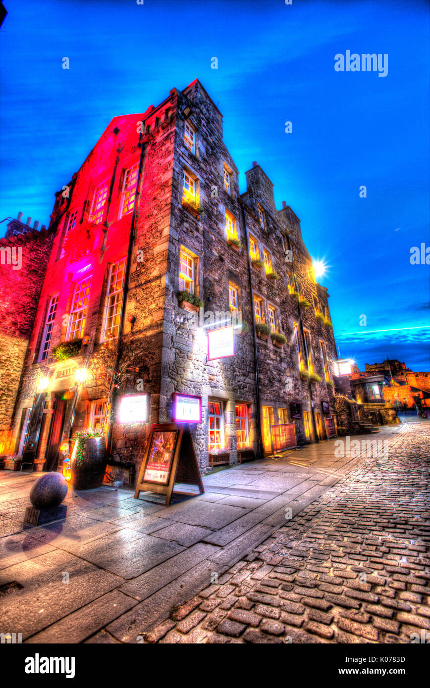 Città di Edimburgo in Scozia. vista notturna di cannonball casa in cima al Royal Mile, con il castello di Edimburgo in background. Foto Stock