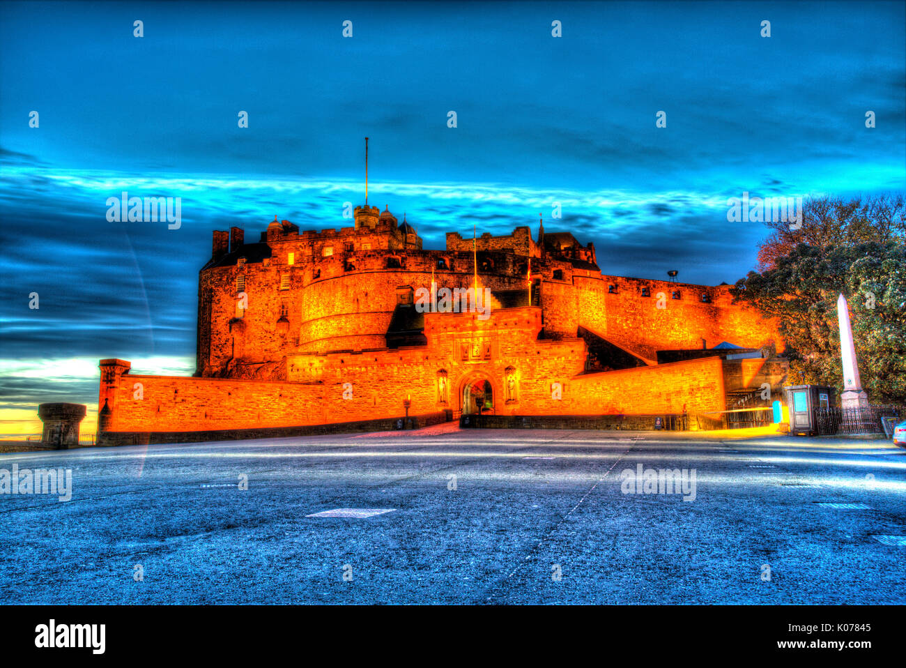 Città di Edimburgo in Scozia. pittoresca vista notturna di l'ingresso principale e la spianata del castello di Edimburgo. Foto Stock