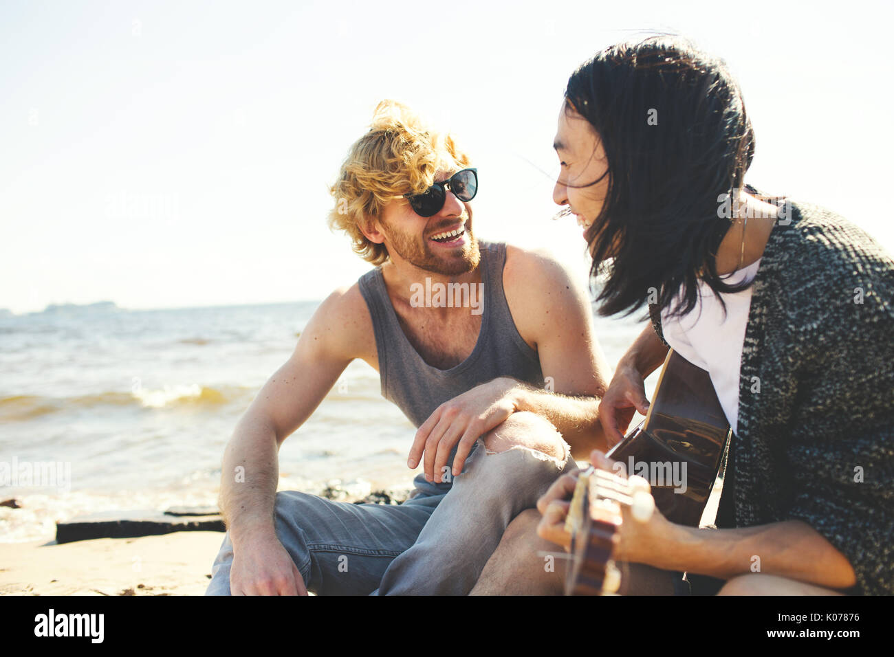 Il canto sulla spiaggia Foto Stock