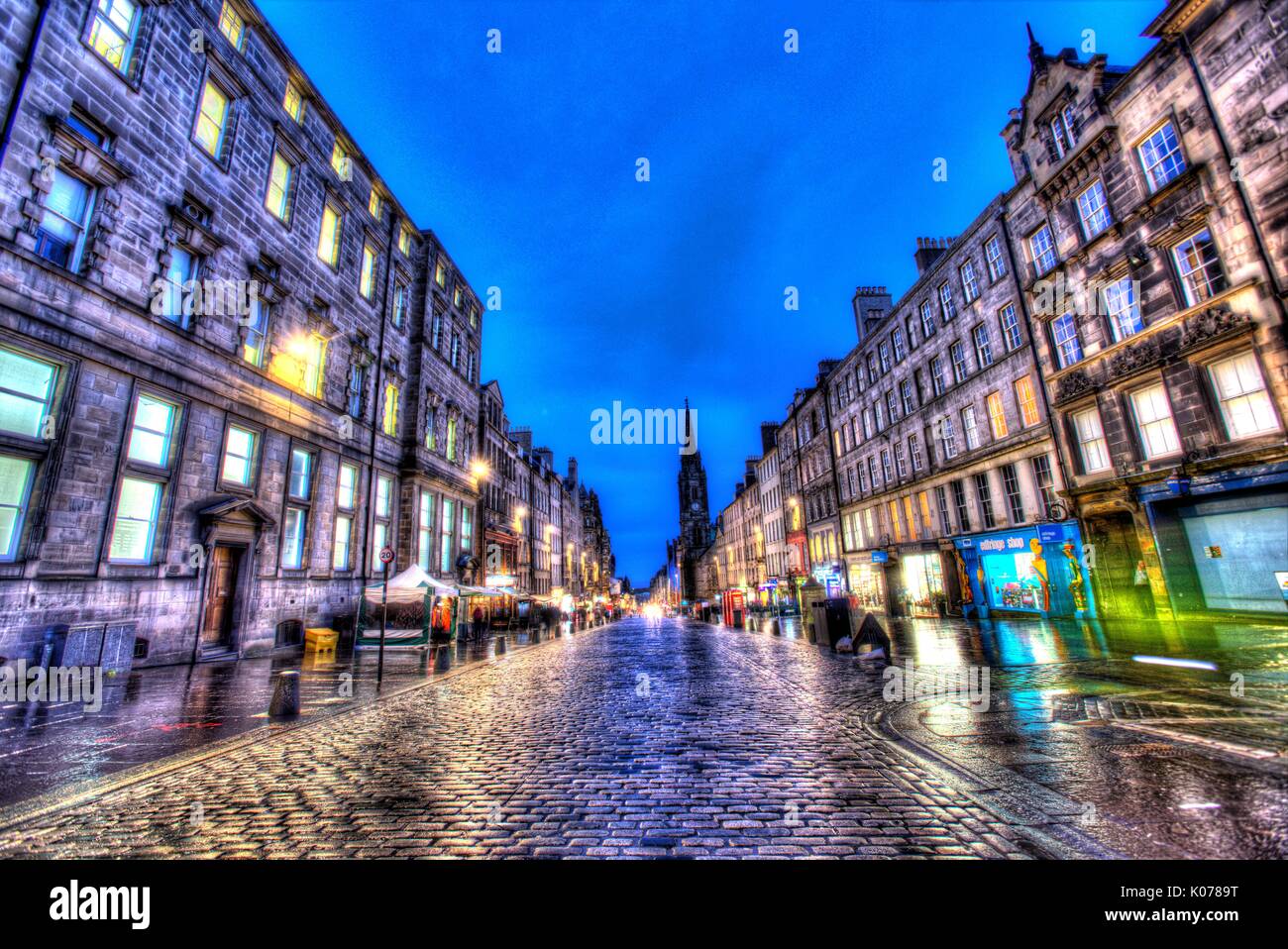 Città di Edimburgo in Scozia. pittoresca vista notturna del Royal Mile. Foto Stock