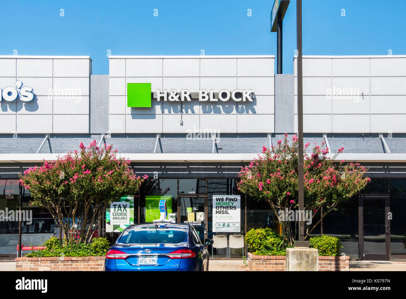 Esterno di un H&R blocco filiale è specializzato nella preparazione di imposta, che si trova in un centro commerciale di striscia in Norman, Oklahoma, Stati Uniti d'America. Foto Stock
