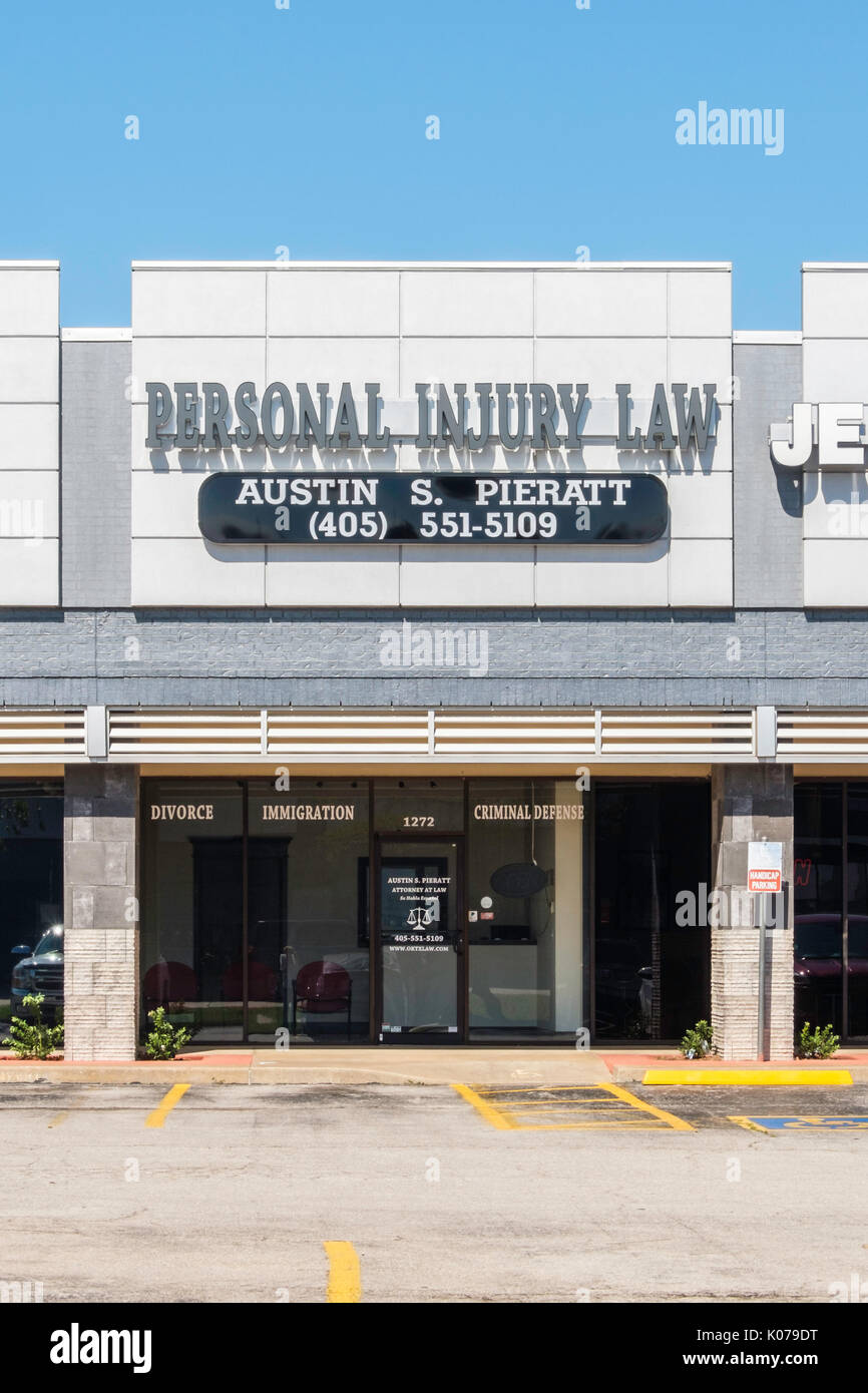 La parte anteriore esterna dell'ufficio di una procura lesioni personali anche specializzato in immigrazione, divorzio, difesa penale in Norman, Oklahoma, Stati Uniti d'America. Foto Stock