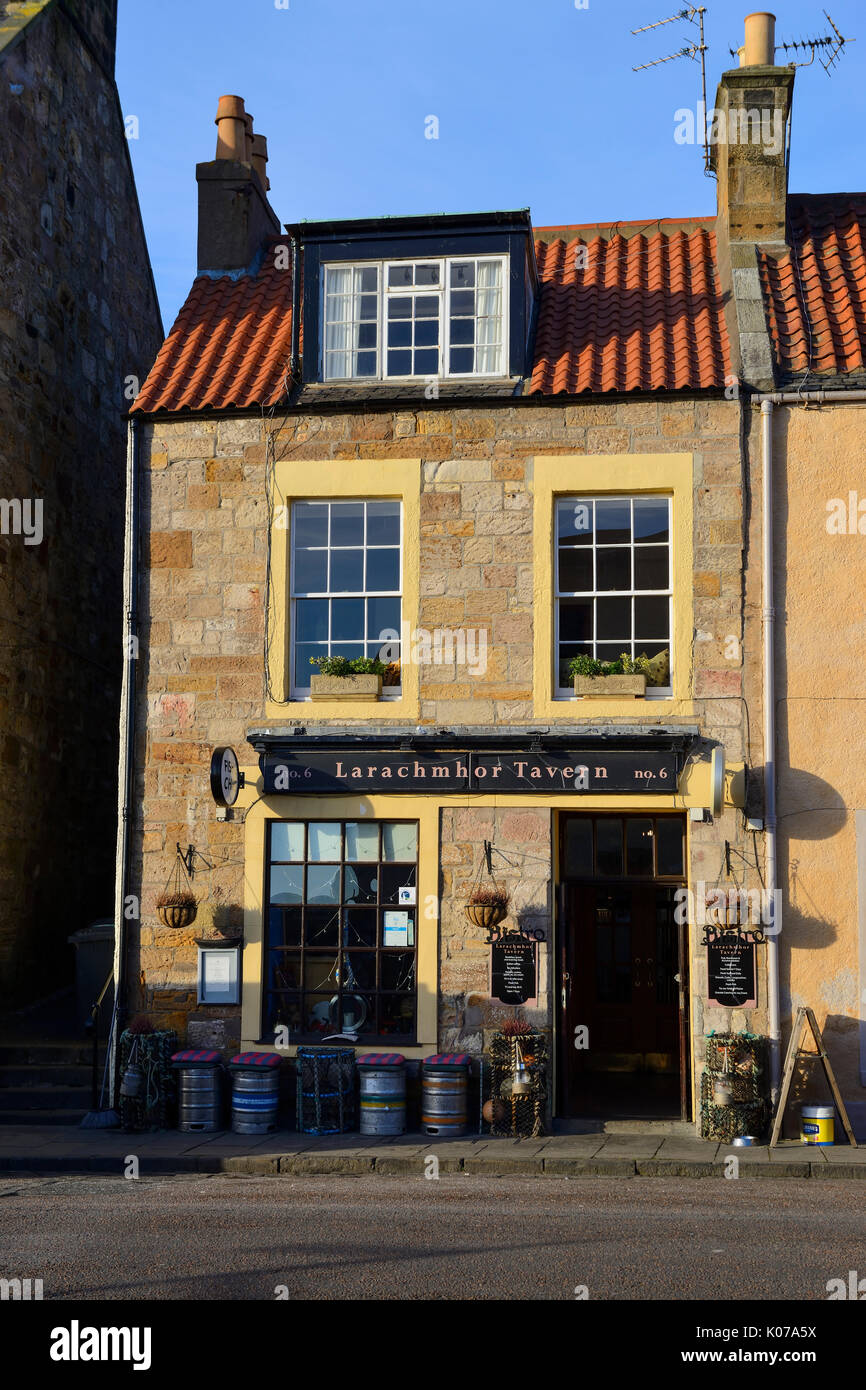 Larachmhor Tavern sul lungomare della città costiera scozzese di Pittenweem, nella zona est di Neuk di Fife, Scozia, Regno Unito Foto Stock