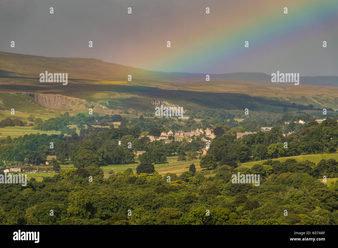 Paesaggio di Teesdale, Rainbow su Middleton in Teesdale, UK con un cielo scuro sfondo Agosto 2017 Foto Stock