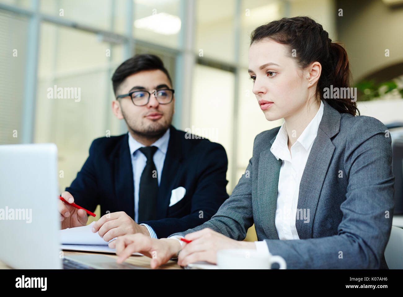 Lavorando su progetto on line Foto Stock