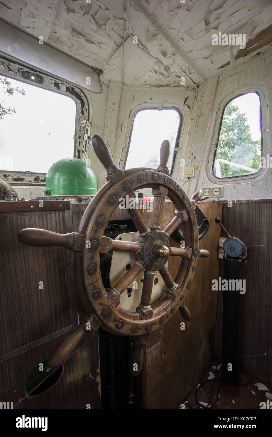 Vecchia barca abbandonata, volante da ottone e legno. Nave timone. Barca a vela timone Foto Stock