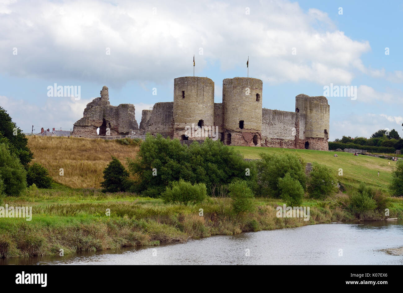 Rhuddlan Castle in Rhuddlan, Denbighshire, il Galles è stata eretta nel 1277 da Edward Ho per aiutare a conquistare e sottomettere il gallese. Foto Stock