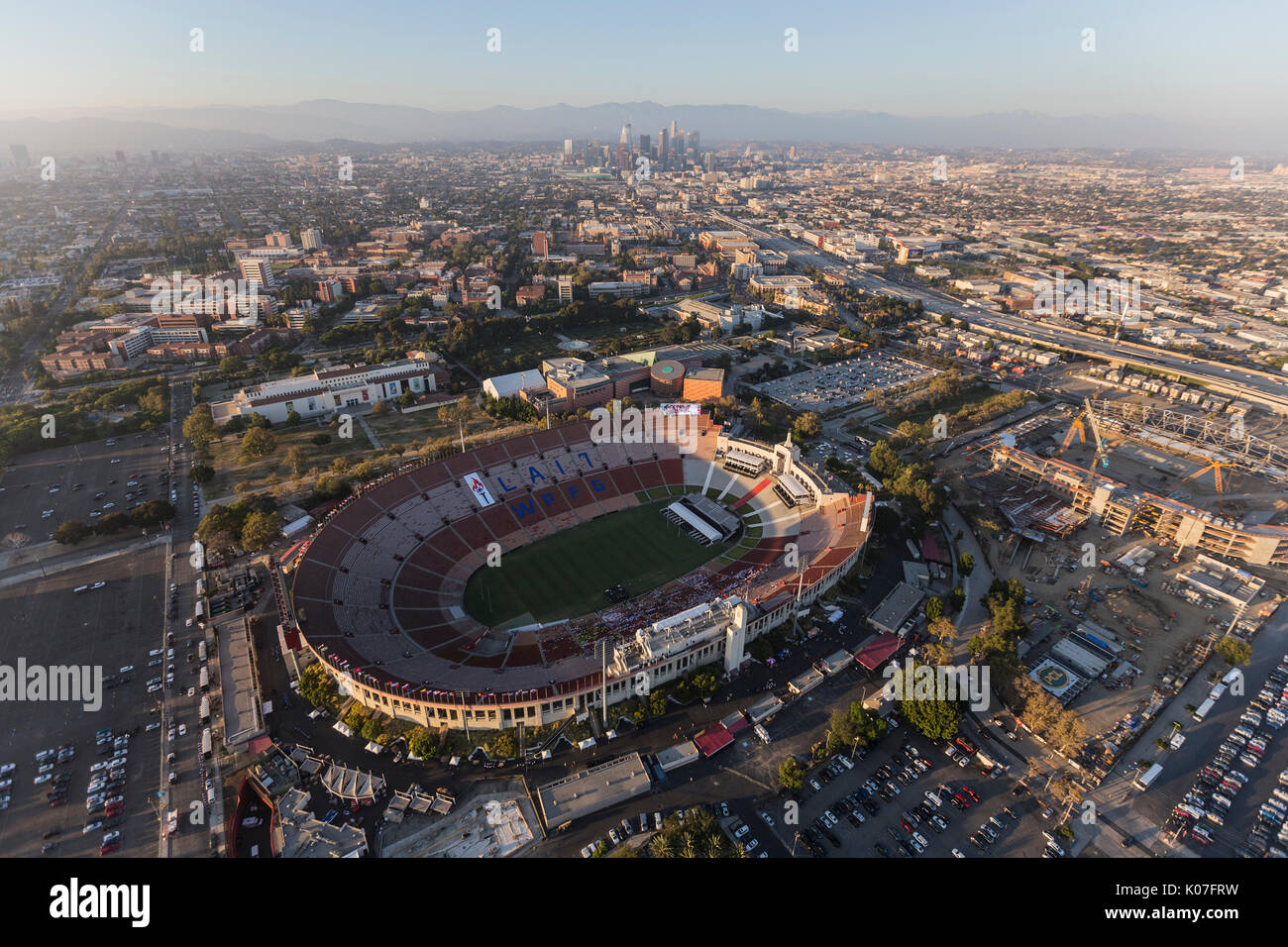 Los Angeles, California, Stati Uniti d'America - 7 Agosto 2017: Veduta aerea della storica LA Memorial Coliseum stadium, USC e il centro cittadino. Foto Stock