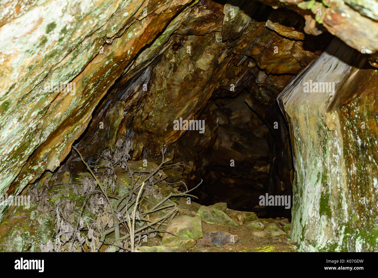 Grotta piccola apertura nella roccia di granito. Foto Stock