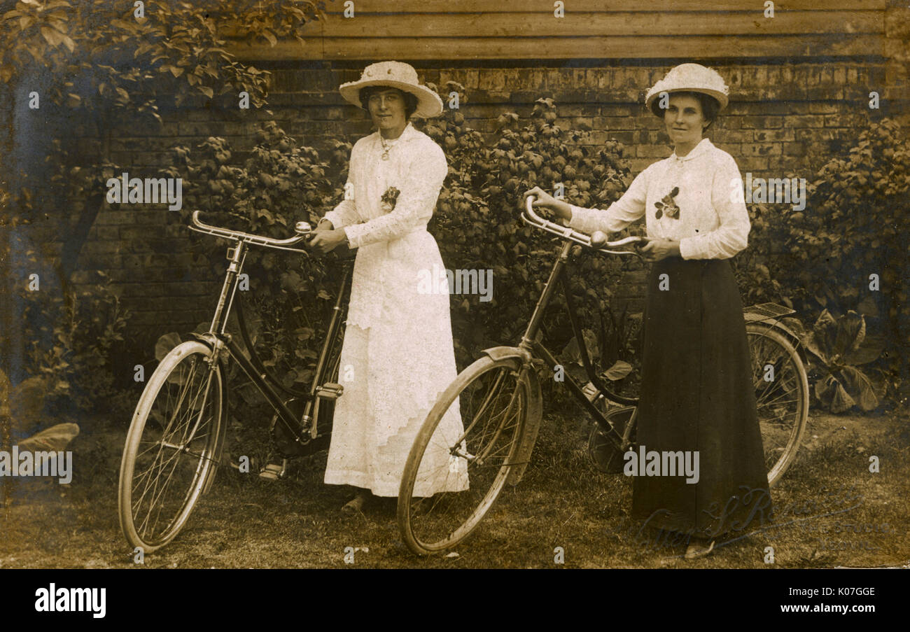 Due donne e biciclette Foto Stock