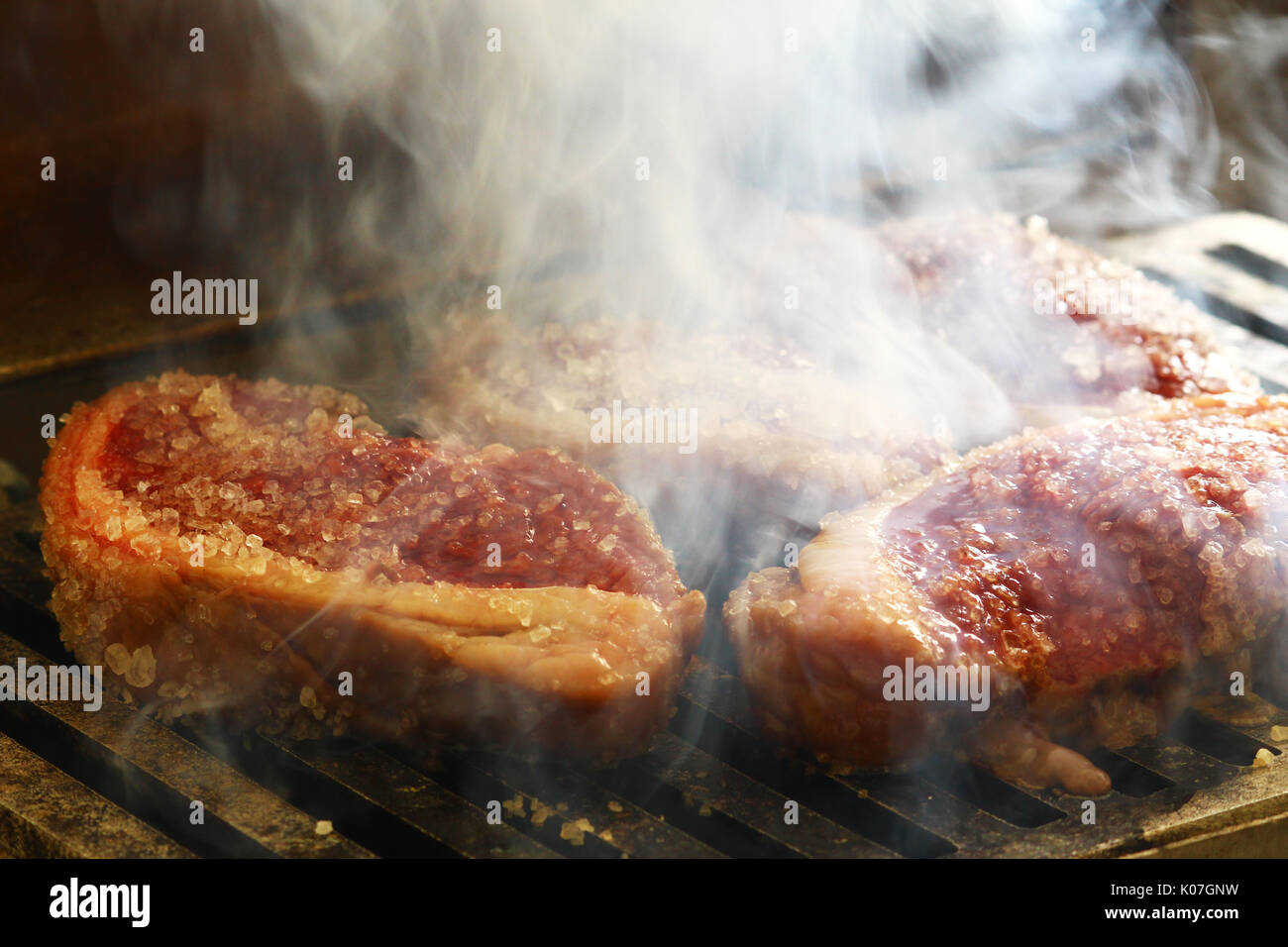 Barbecue brasiliano picanha la carne sulla griglia a carbone Foto Stock