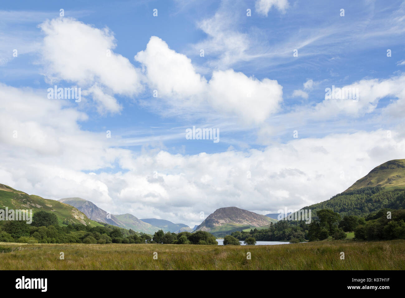 La vista da nord-ovest di Loweswater nel distretto del lago, Cumbria, Inghilterra. Grasmoor, Mellbreak e altre montagne sono al di là del lago Foto Stock