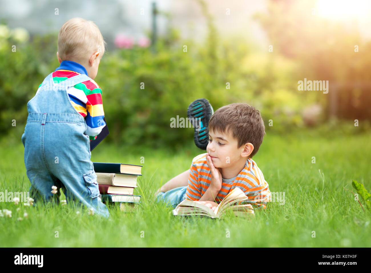 A sette anni di età bambino la lettura di un libro Foto Stock