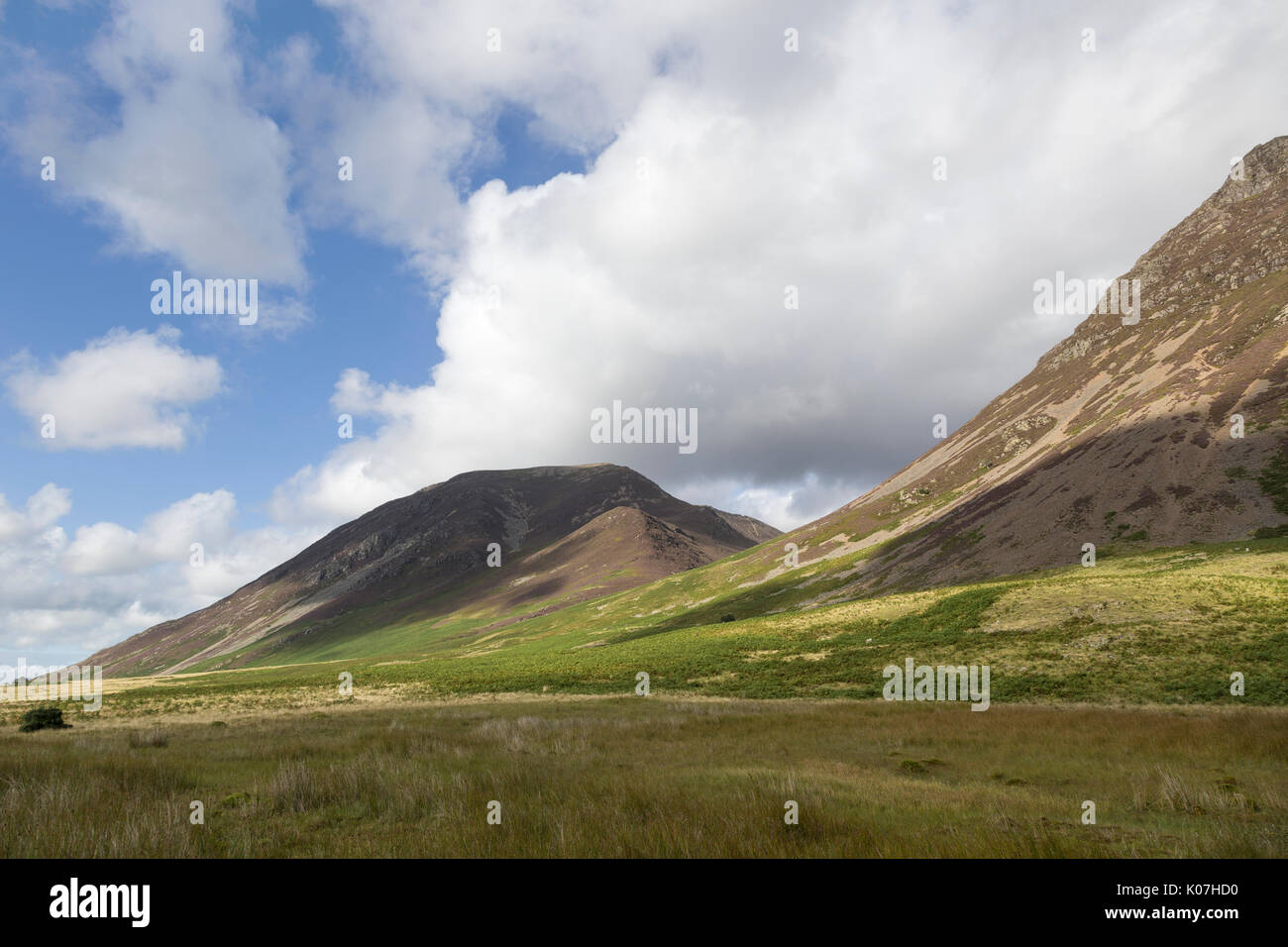 La vista a nord-est dal accanto Crummock acqua a Lanthwaite - pendici del Grasmoor sono sulla destra; Whiteside è sulla sinistra Foto Stock