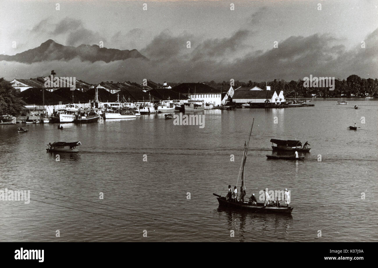 Kuching, capitale dello Stato Malese di Sarawak sull'isola del Borneo. Data: circa 1930s Foto Stock