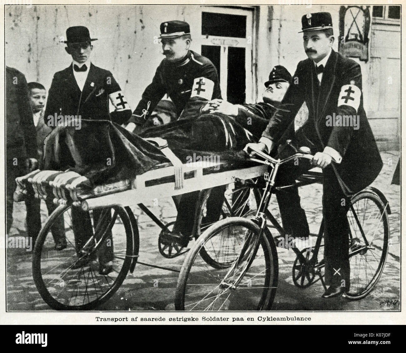 Ambulanza della bicicletta che trasporta il soldato austriaco ferito 1915 Foto Stock