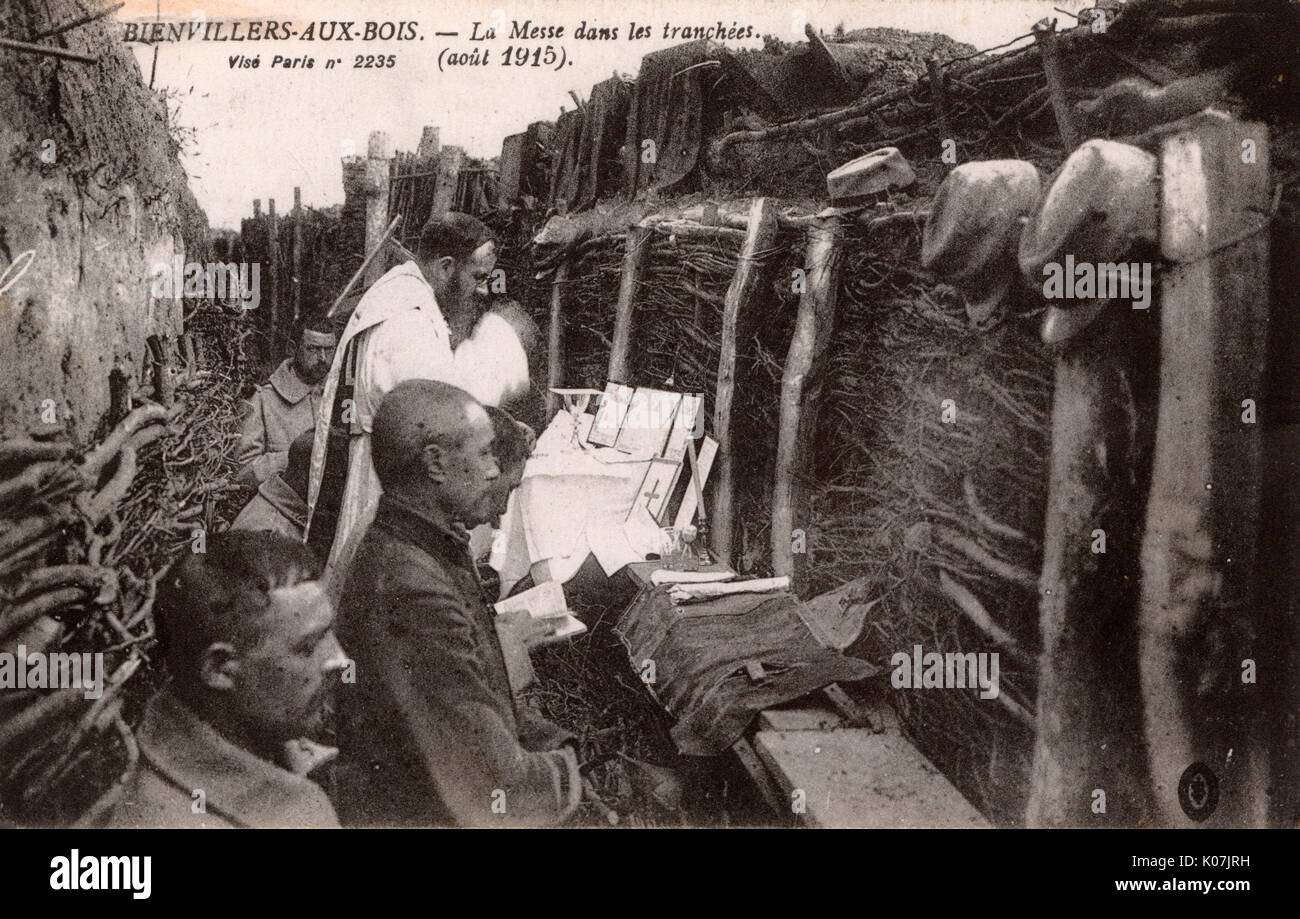 WW1 - Le truppe francesi infatti partecipiamo nella Messa cattolica nelle trincee a Bienvillers-aux-Bois - Agosto 1915. È stato stimato che oltre 20.000 sacerdoti servito nell'esercito francese in alcune capacità. I servizi erano spesso eseguita nelle trincee e il sacerdote avrebbe indossato la sua cotta sopra la sua uniforme dove possibile. Data: 1915 Foto Stock