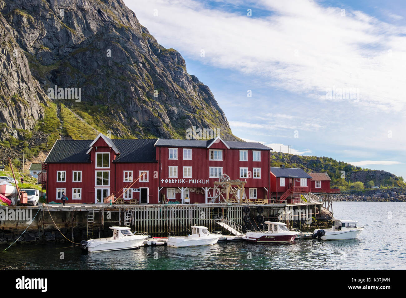 Pesce Torrfisk Museum con barche nel porto nel villaggio di pescatori di Å, Moskenes, Moskenesøya isola, isole Lofoten, Nordland, Norvegia e Scandinavia Foto Stock